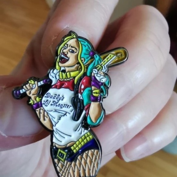 Harley Quinn DC Comics Enamel Pin - Picture 2 of 2